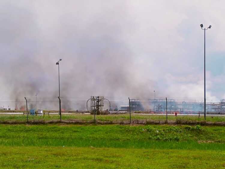 Kebakaran besar di area pipa PT Pema Global Energi ( PGE) Cluster 1 di Kec. Syamtalira Arun