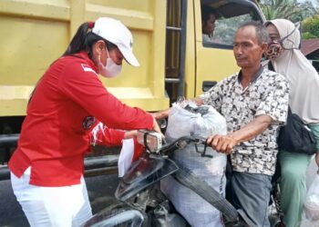 Pemuda Batak Bersatu (PBB) Dewan Pimpinan Cabang (DPC) Kabupaten Padang Lawas (Palas) langsung turun ke jalan membagikan Bendera Merah Putih kepada masyarakat yang melintas di depan Kantor Sekretariat PBB DPC Padang Lawas, Minggu (13/08/2023) sekitar pukul 14.30 WIB.