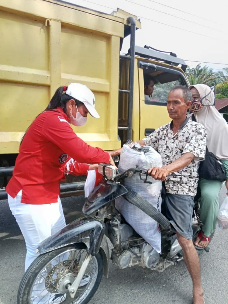 Pemuda Batak Bersatu (PBB) Dewan Pimpinan Cabang (DPC) Kabupaten Padang Lawas (Palas) langsung turun ke jalan membagikan Bendera Merah Putih kepada masyarakat yang melintas di depan Kantor Sekretariat PBB DPC Padang Lawas, Minggu (13/08/2023) sekitar pukul 14.30 WIB.