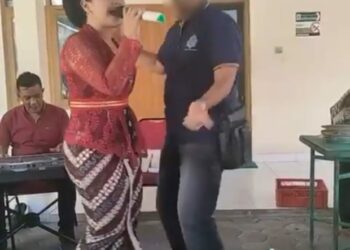 Vidio salah satu yang diduga Geuchik asal Aceh Utara asyik berjoget dengan biduan pada saat ikut bimtek di Yogjakarta, vidio yang diabadikan tersebut di unggah ke akun TikTok @geusyiklah7 berdurasi 59 detik.