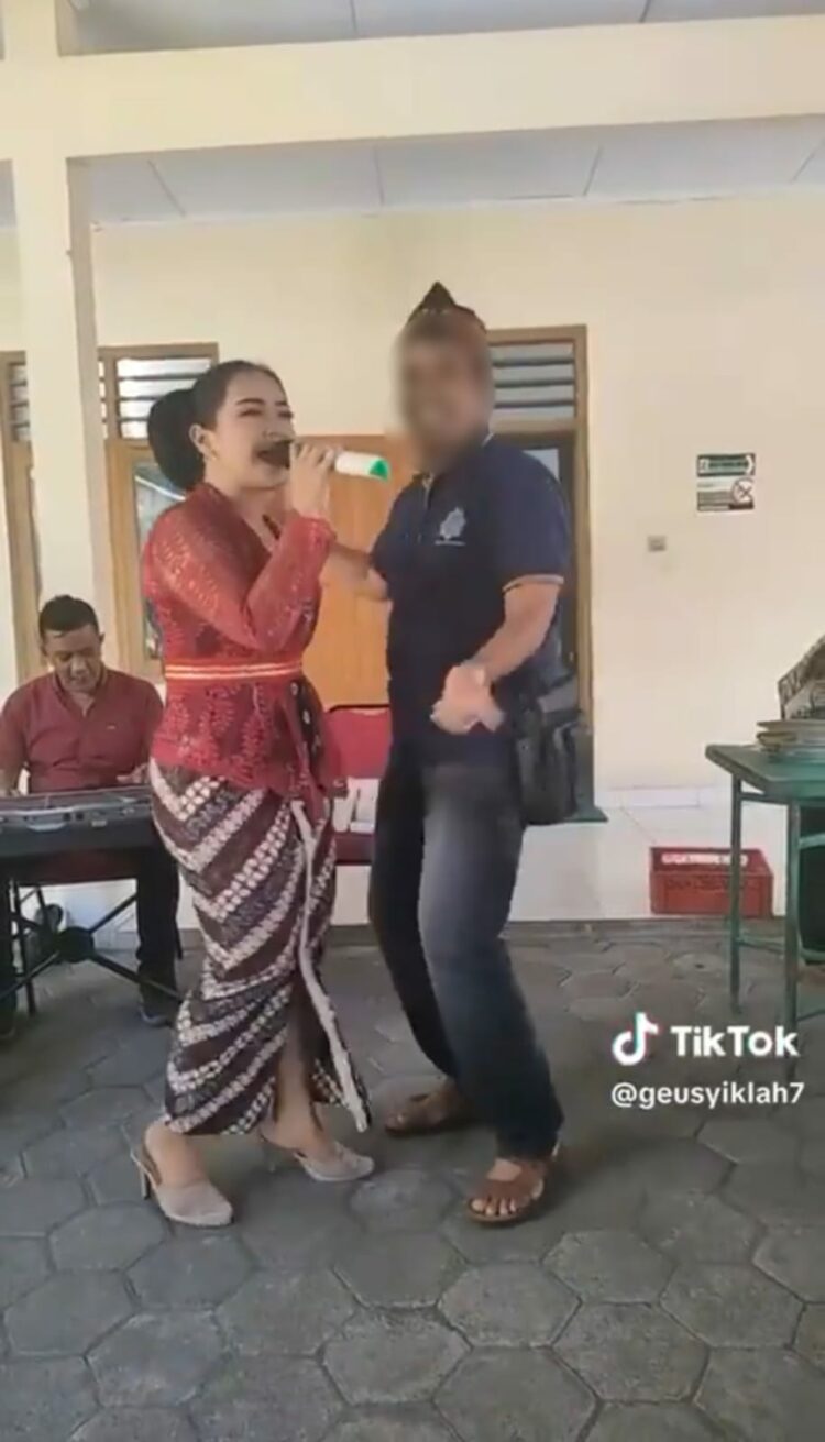 Vidio salah satu yang diduga Geuchik asal Aceh Utara asyik berjoget dengan biduan pada saat ikut bimtek di Yogjakarta, vidio yang diabadikan tersebut di unggah ke akun TikTok @geusyiklah7 berdurasi 59 detik.
