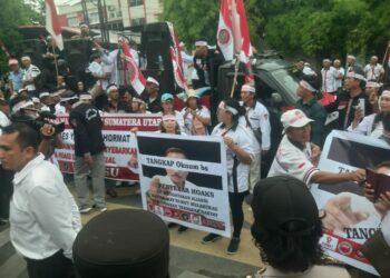 AKSI DAMAI: Puluhan massa yang terdiri dari Aliansi Masyarakat Sumut dan HBB menggelar aksi damai di depan Mapolretastabes Medan Jalan HM Said Medan pada Senin (14/8/2023).(Foto /Tumpal Manik)