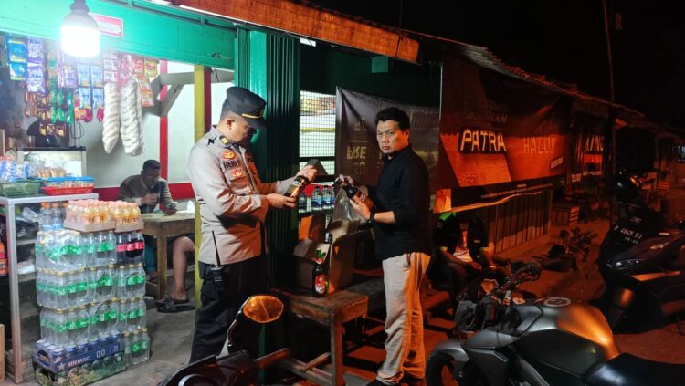 Puluhan liter Ciu serta minuman keras berbagai merk diamankan jajaran Polsek Ajibarang dalam operasi cipta kondisi yang dipimpin langsung oleh Plt Kapolsek Ajibarang AKP Heri Sudaryanto, SH, MH, Sabtu malam (12/8/23).