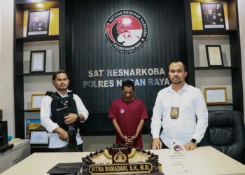 Penangkapan terhadap Tersangka pengedar Narkotika, SE, 51 Warga Desa Kuala Seumayam Kecamatan Darul Makmur Kabupaten Nagan Raya karena menjual Narkotika jenis SS kepada Tim Elang yang melakukan penyamaran sebagai pembeli