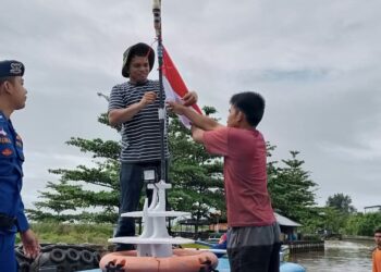 Satpolairud Polres Aceh Barat berikan Bendera Merah putih pada Kapal Motor/Boat Nelayan, bertempat di Pangkalan Nelayan Gampong Panggong, Rundeng dan Ujong Baroh Kecamatan Johan Pahlawan Kabupaten Aceh Barat, Senin (14/08/2023).
