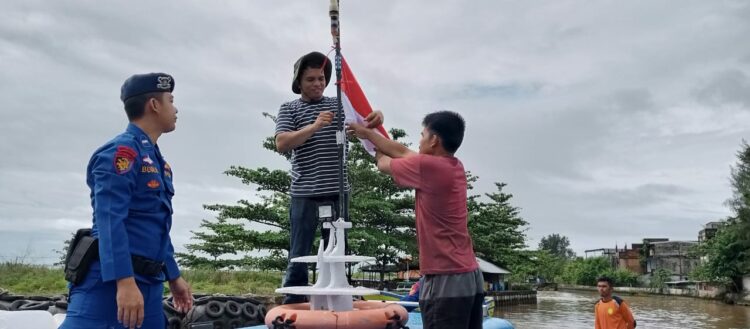 Satpolairud Polres Aceh Barat berikan Bendera Merah putih pada Kapal Motor/Boat Nelayan, bertempat di Pangkalan Nelayan Gampong Panggong, Rundeng dan Ujong Baroh Kecamatan Johan Pahlawan Kabupaten Aceh Barat, Senin (14/08/2023).