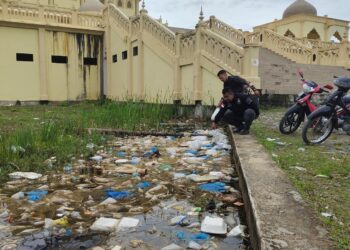 Sampah terlihat menumpuk dan berserak pada parit genangan dan badan jalan lingkaran Monumen