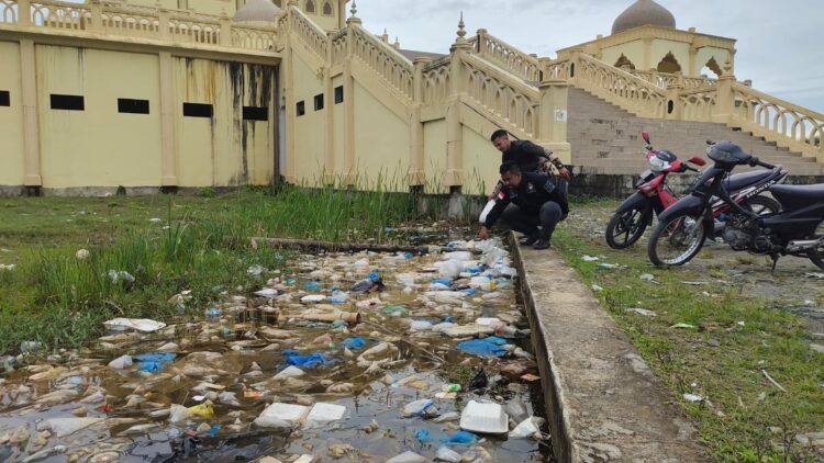 Sampah terlihat menumpuk dan berserak pada parit genangan dan badan jalan lingkaran Monumen