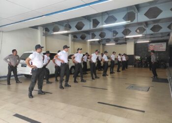 Sat Binmas Polres Pematangsiantar berikan pelatihan kepada security/satpam yang bertugas di Panin Bank yang dipimpin oleh Kanit Binkamsa Polres Pematangsiantar Aiptu Sunandar,di Panin Bank Jln Merdeka Kecamatan Siantar Barat Kota Pematang Siantar,
Senin (14/08/2024) sekira Pukul. 09.30 Wib.
