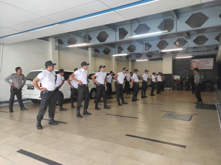 Sat Binmas Polres Pematangsiantar berikan pelatihan kepada security/satpam yang bertugas di Panin Bank yang dipimpin oleh Kanit Binkamsa Polres Pematangsiantar Aiptu Sunandar,di Panin Bank Jln Merdeka Kecamatan Siantar Barat Kota Pematang Siantar,
Senin (14/08/2024) sekira Pukul. 09.30 Wib.