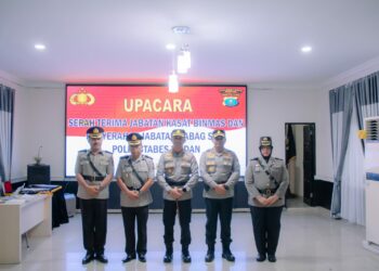 FOTO BERSAMA: Kapolrestabes Medan Kombes Pol Valentino Alfa Tatareda SH SIK foto bersama dengan PJU yang baru usai memimpin kegiatan sertijab di ruang Patriatama Lantai II Mapolrestabes, Senin (14/8/2023).(Foto Dok/Polrestabes)