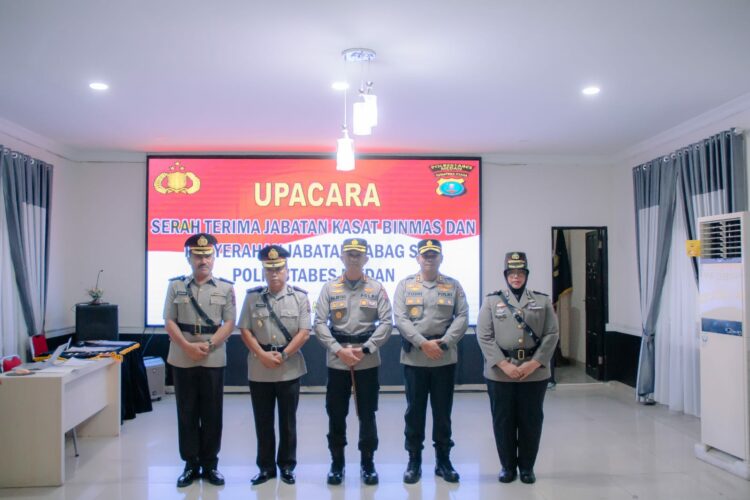 FOTO BERSAMA: Kapolrestabes Medan Kombes Pol Valentino Alfa Tatareda SH SIK foto bersama dengan PJU yang baru usai memimpin kegiatan sertijab di ruang Patriatama Lantai II Mapolrestabes, Senin (14/8/2023).(Foto Dok/Polrestabes)