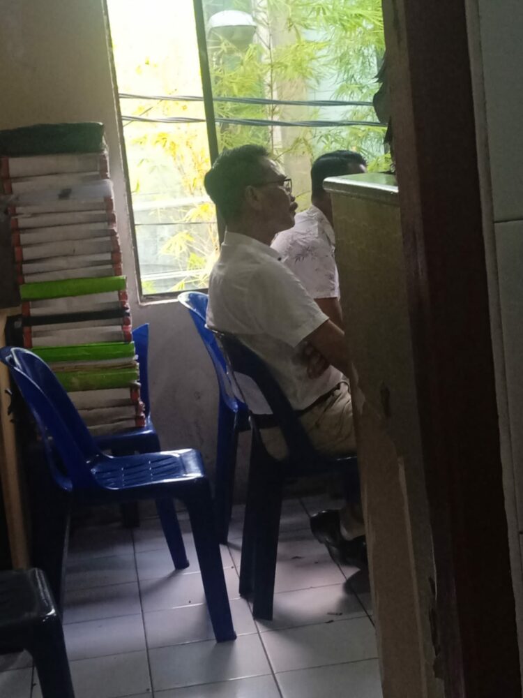 DIMINTAI KETERANGAN: Terlapor BS sedang dimintai keterangannya oleh penyidik di ruangan Pidsus Sat Reskrim Polrestabes Medan, Selasa (15/8/2023).(Foto Dok/Warga)