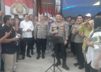 BERNYANYI: Kapolda Sumut, Irjen Pol Agung Setya Imam Effendi menyanyikan lagu Anak Medan pada acara Ngeband Bersama Kapolda di Aula Tribrata Mapolda Sumut, Selasa (15/8/2023). (Foto: mitrapolri.com/ T. Manik)