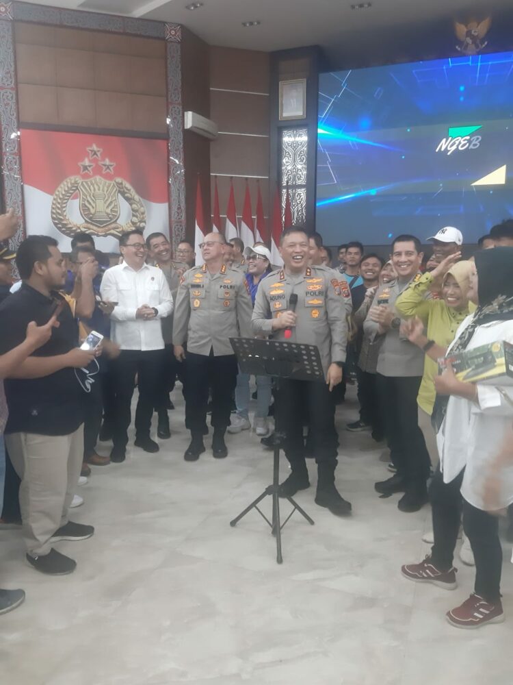 BERNYANYI: Kapolda Sumut, Irjen Pol Agung Setya Imam Effendi menyanyikan lagu Anak Medan pada acara Ngeband Bersama Kapolda di Aula Tribrata Mapolda Sumut, Selasa (15/8/2023). (Foto: mitrapolri.com/ T. Manik)