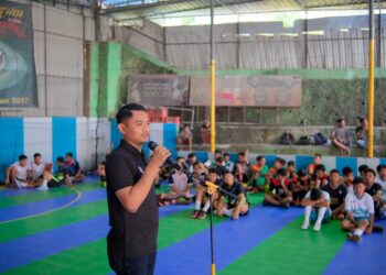 Wakil Ketua AFK Sertu Ahmad Fadhil Siregar melakukan pembukaan Turnamen Futsal Remaja Mesjid Cup Tahun 2023 bertempat di Rafam Futsal Center, Jalan Teratai, Kelurahan Simarito, Kecamatan Siantar Barat, Kota Pematangsiantar