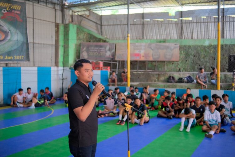 Wakil Ketua AFK Sertu Ahmad Fadhil Siregar melakukan pembukaan Turnamen Futsal Remaja Mesjid Cup Tahun 2023 bertempat di Rafam Futsal Center, Jalan Teratai, Kelurahan Simarito, Kecamatan Siantar Barat, Kota Pematangsiantar