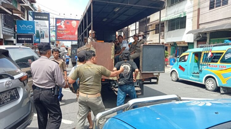 Penertiban tentang mengatasi ODGJ (Orang Dalam Gangguan Jiwa), gelandangan dan pengemis di perempatan jalan atau di Simpang Lampu Merah, Selasa (15/08/2023) sekira pukul 14.30 Wib.
