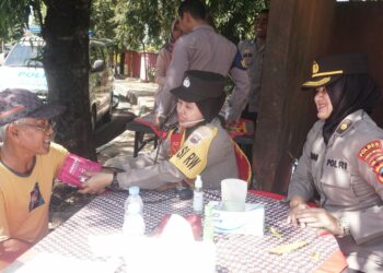 Polisi wanita (Polwan) Polres Purbalingga menggelar kegiatan bakti kesehatan dan bakti sosial, Rabu (16/8/2023)