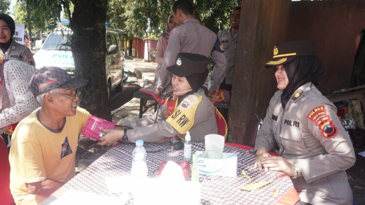 Polisi wanita (Polwan) Polres Purbalingga menggelar kegiatan bakti kesehatan dan bakti sosial, Rabu (16/8/2023)