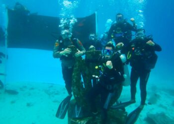 Penjabat (Pj) Wali Kota Sabang Reza Fahlevi bersama Forkopimda kota setempat mengibarkan bendera merah putih di bawah laut di kawasan Iboih dan Pulou Rubiah
