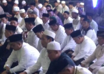 Para seniman Kabupaten Nagan Raya yang tergabung dalam Dewan Kesenian Aceh (DKA) dan ratusan masyarakat Nagan Raya menggelar zikir bersama yang berlangsung Rabu (16/08/23) di mesjid Baitul A'la atau Mesjid Giok yang berlokasi di Komplek Ibu kota Suka Makmue.