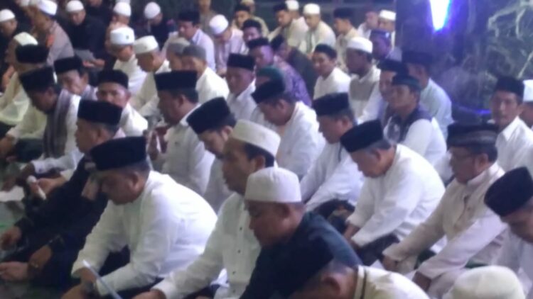 Para seniman Kabupaten Nagan Raya yang tergabung dalam Dewan Kesenian Aceh (DKA) dan ratusan masyarakat Nagan Raya menggelar zikir bersama yang berlangsung Rabu (16/08/23) di mesjid Baitul A'la atau Mesjid Giok yang berlokasi di Komplek Ibu kota Suka Makmue.