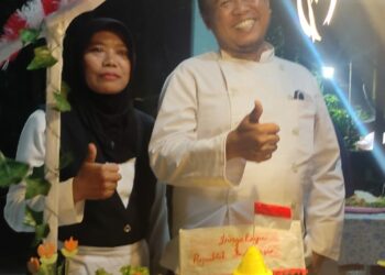 RT 10 Bukit Angsana Juara 1 dalam perlombaan nasi tumpeng  dalam rangka memperingati HUT RI ke-78. Tampak foto bersama isteri, Bapak Sugi RT 10 (foto : RH/Mitrapolri.com)