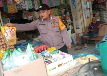 Personel Polsek Samudera mengecek stok beras di toko kelontong di pasar Keude Geudong, Kecamatan Samudera, Aceh Utara, wilayah hukum Polres Lhokseumawe, Rabu (16/8/2023).