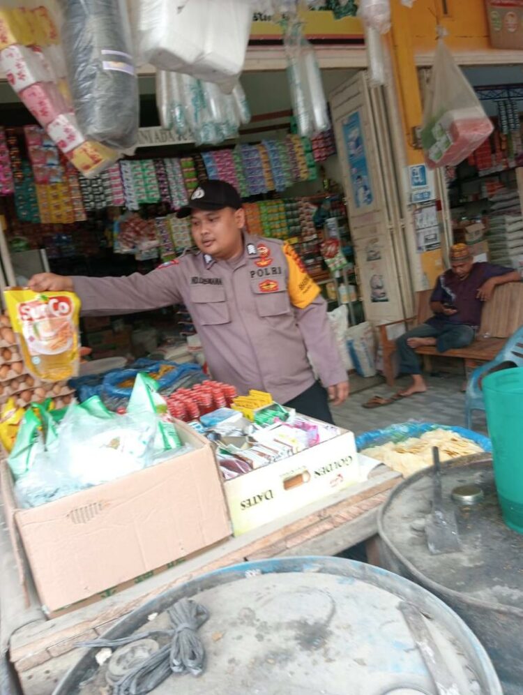 Personel Polsek Samudera mengecek stok beras di toko kelontong di pasar Keude Geudong, Kecamatan Samudera, Aceh Utara, wilayah hukum Polres Lhokseumawe, Rabu (16/8/2023).