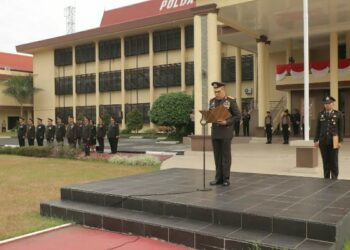 Upacara dipimpin oleh Wakapolda Sulut Brigien Pol Jan de Fretes, dihadiri oleh para pejabat utama, para pamen, pama, bintara dan PNS Polda Sulut.