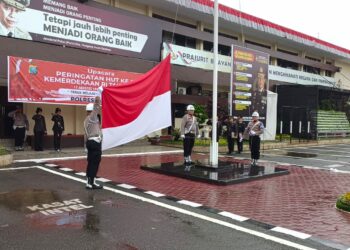 KIBARKAN BENDERA: Personel Polrestabes Medan mengibarkan Bendera Merah Putih saat melaksanakan upacara peringatan HUT ke-78 Kemerdekaan RI di lapangan apel Mapolrestabes, Kamis (17/8/2023).(Foto Dok/Polrestabes)