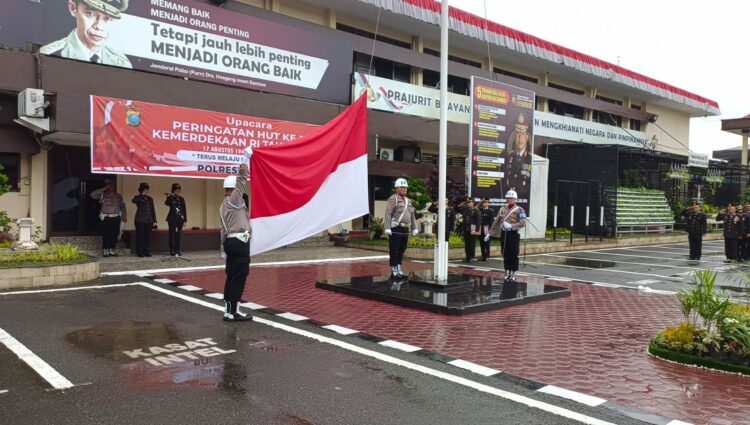 KIBARKAN BENDERA: Personel Polrestabes Medan mengibarkan Bendera Merah Putih saat melaksanakan upacara peringatan HUT ke-78 Kemerdekaan RI di lapangan apel Mapolrestabes, Kamis (17/8/2023).(Foto Dok/Polrestabes)