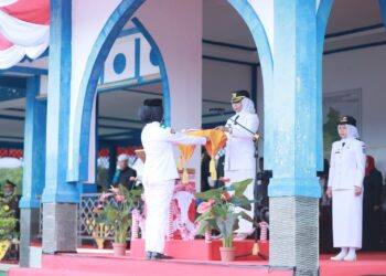 Pemerintah Kabupaten (Pemkab) Nagan Raya menggelar Upacara Peringatan Detik-Detik Proklamasi Kemerdekaan Republik Indonesia di Alun-alun Kompleks Perkantoran Suka Makmue, Kamis (17/8/23)