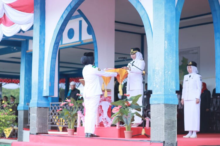 Pemerintah Kabupaten (Pemkab) Nagan Raya menggelar Upacara Peringatan Detik-Detik Proklamasi Kemerdekaan Republik Indonesia di Alun-alun Kompleks Perkantoran Suka Makmue, Kamis (17/8/23)