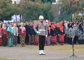 Personel Polres Pubalingga menjadi petugas dalam upacara peringatan Hari Ulang Tahun (HUT) Ke-78 Kemerdekaan Republik Indonesia tingkat kabupaten. Upacara dilaksanakan di Alun-alun Purbalingga, Kamis (17/8/2023) pagi.