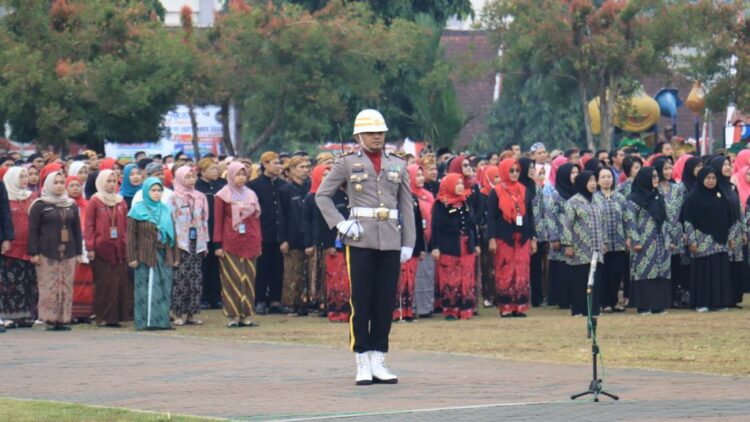Personel Polres Pubalingga menjadi petugas dalam upacara peringatan Hari Ulang Tahun (HUT) Ke-78 Kemerdekaan Republik Indonesia tingkat kabupaten. Upacara dilaksanakan di Alun-alun Purbalingga, Kamis (17/8/2023) pagi.