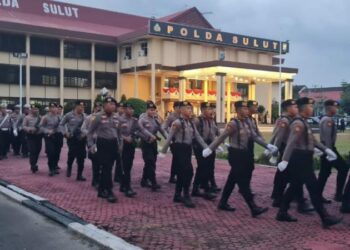 Personel Polrestra Manado melakukan pengamanan dan pengawalan kegiatan Upacara Penetapan Waktu (TAPTU) dan Pawai Obor dalam rangka menjelang peringatan hari Kemerdekaan Republik Indonesia Ke 78 tahun 2023 di Kota Manado, Rabu malam (16/08/2023).