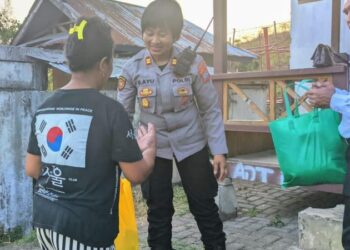 Kapolsek Mapanget Iptu I Gusti Ayu Utami melaksanakan ‘Polisi Humanis’ dengan memberikan bantuan Kemanusiaan bagi waraga yang ada di wilayah hukumnya.