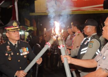 Kapolres Pematangsiantar AKBP Yogen Heroes Baruno S.H S.I.K, menghadiri upacara Malam Taptu dalam rangka memperingati Hut Proklamasi RI ke-78 tahun yang dilaksanakan di Halaman Balai Kota Pematangsiantar, Rabu (16/08/2023) sekira pukul 22.00 Wib.