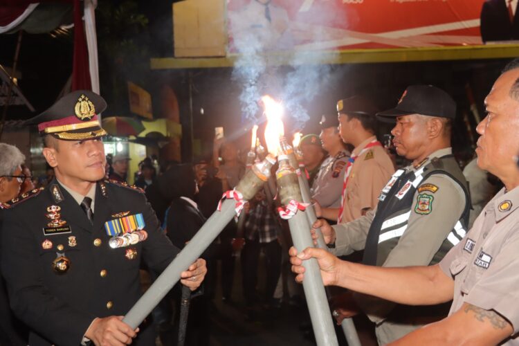 Kapolres Pematangsiantar AKBP Yogen Heroes Baruno S.H S.I.K, menghadiri upacara Malam Taptu dalam rangka memperingati Hut Proklamasi RI ke-78 tahun yang dilaksanakan di Halaman Balai Kota Pematangsiantar, Rabu (16/08/2023) sekira pukul 22.00 Wib.