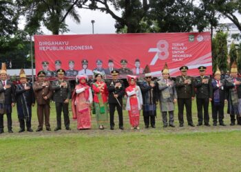 Kapolres Pematangsiantar AKBP Yogen Heroes Baruno SH S.I.K, bersama dengan Ketua Bhayangkari Cabang Pematangsiantar Ny. Sandra Yogen hadir untuk mengikuti upacara puncak perayaan HUT RI ke-78 tahun 2023, di Lapangan H. Adam Malik, Kelurahan Proklamasi, Kecamatan Siantar Barat, Kota Pematangsiantar, Rabu (17/08/2023) sekira pukul 09.30 Wib
