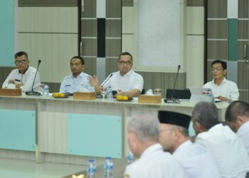 Pj Wali Kota Sabang Reza Fahlevi pimpin Rapat Pimpinan (Rapim) di lingkungan Pemerintah Kota Sabang yang berlangsung di Aula lantai 4 Kantor Wali Kota Sabang, Rabu (16/08/2023).