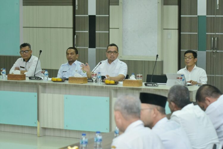 Pj Wali Kota Sabang Reza Fahlevi pimpin Rapat Pimpinan (Rapim) di lingkungan Pemerintah Kota Sabang yang berlangsung di Aula lantai 4 Kantor Wali Kota Sabang, Rabu (16/08/2023).