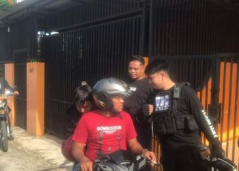 AMANKAN PELAJAR: Tim URC dan Patroli Perintis Presisi Polrestabes Medan mengamankan salah seorang pelajar yang akan melakukan tawuran di Kota Medan, Kamis (17/8/2023).(Foto Dok/Polrestabes)