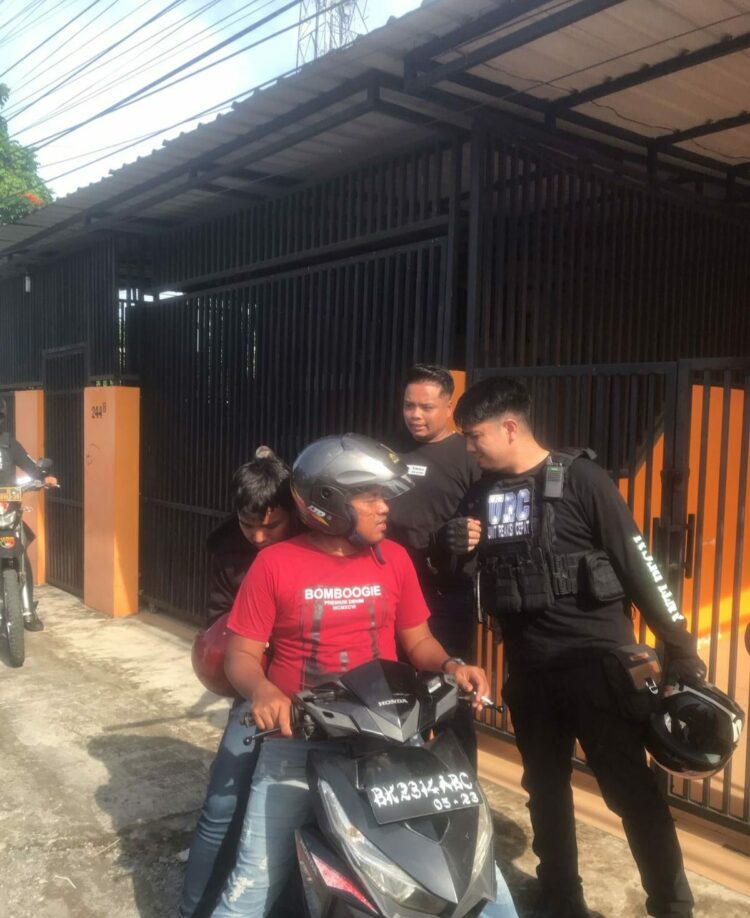 AMANKAN PELAJAR: Tim URC dan Patroli Perintis Presisi Polrestabes Medan mengamankan salah seorang pelajar yang akan melakukan tawuran di Kota Medan, Kamis (17/8/2023).(Foto Dok/Polrestabes)