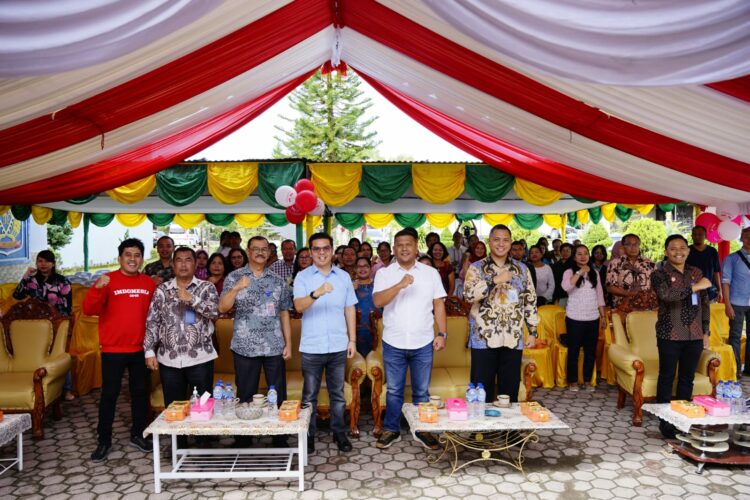 Kantor Imigrasi Kelas II TPI Pematangsiantar kembali menyelenggarakan sosialisasi dan layanan mudah pembuatan paspor atau Eazy Passport di Kabupaten Dairi dilaksanakan di Halaman Rutan Sidikalang, Kabupaten Dairi, Sumatera Utara, Jumat (18/08/2023).