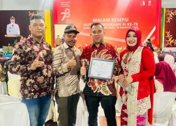 Penyerahan piagam penghargaan di serahkan pada malam resepsi HUT RI ke 78 kabupaten Nagan Raya di alun alun suka makmue.