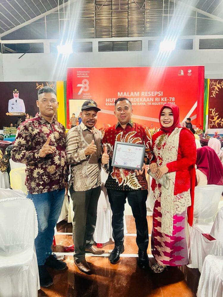 Penyerahan piagam penghargaan di serahkan pada malam resepsi HUT RI ke 78 kabupaten Nagan Raya di alun alun suka makmue.