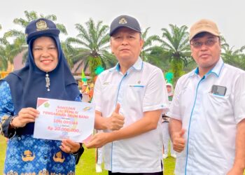 Penyerahan Bantuan oleh Manager PTPN IV Kebun Marjandi Bapak Rudi Hartono kepada Hafizah Rayani selaku Kepala Sekolah dilakukan secara simbolis pada saat perayaan HUT Republik Indonesia ke-78 di Lapangan Bola Unit Kebun Marjandi, Kecamatan Panombeian Panei, Kabupaten Simalungun Sumut. Kamis (17/08/23). (Foto : Dok/Mitrapolri.com)